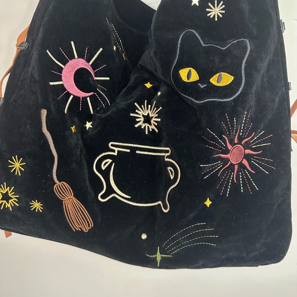 Her Universe Disney Hocus Pocus Black Icons Velvet Embroidered Crossbody Bag NWT - Picture 12 of 16